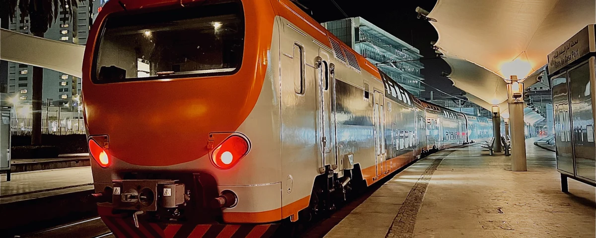 Automotrice à deux niveaux pendant des essais techniques dans un dépôt ferroviaire marocain